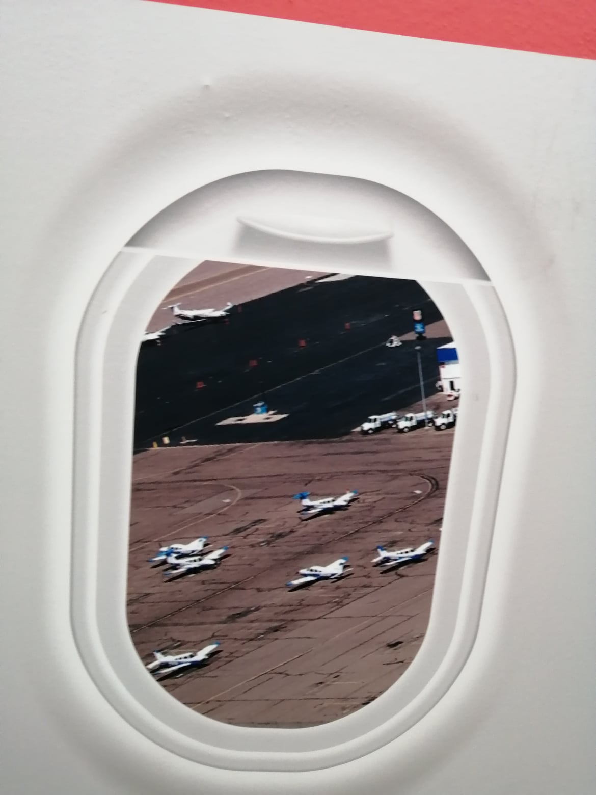 muchos aviones por ventaba Petr Fiala